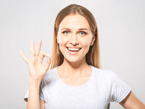 البشرة المختلطة تكون دهنيّة في منطقة الجبين والأنف والذّقن