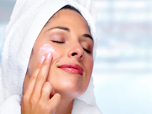 الاهتمام بترطيب البشرة عند اللزوم باختيار مرطب غير مُحسس