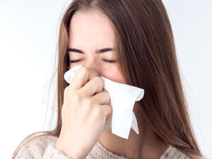 استخدام المناديل الورقية أثناء العطاس للحد من انتشار المرض إلى الآخرين

