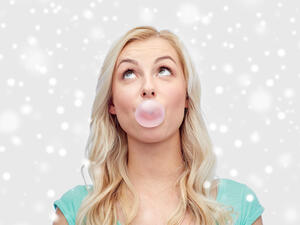 الذين ينفخون الفقاعة "البالون" خلال مضغ العلكة هم أشخاص إيجابيون

