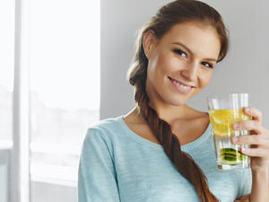 في كل صباح قومي بنقع قشر الليمون في نصف لتر من الماء 