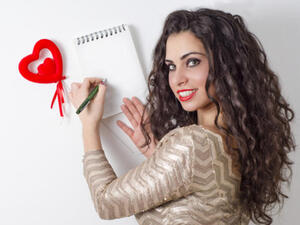 رسائل ومسجات حب لتهنئة الأحباب على الواتسآب في عيد الحب
