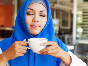 القهوة تؤثر بشكل غير مباشر في كمية السوائل التي يحتاجها جسم الإنسان