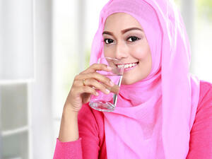 عدم الإكثار من شرب الماء البارد على الإفطار
