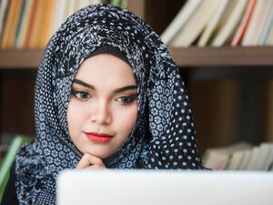 زيت جوز الهند، الذي يعمل على ترطيب البشرة وإعادة الحيوية للبشرة