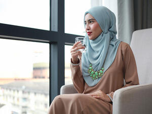 لا يُنصح بشرب كميّات كبيرة جدّاً من الماء أثناء السّحور

