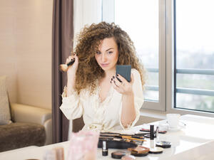 من الخطأ وضع كريم الأساس في النهار