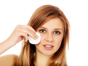 خصّصي مكاناً أمام فراشكِ لمزيل الماكياج

