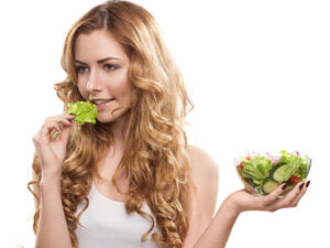 استعمل أوراق السبانخ بدلاً من الخس لتحصل على مزيد من الحديد في السلطة