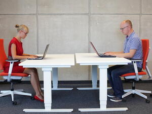 عند الجلوس لفترات طويلة للعمل يجب الحرص على الوقوف والمشي لمدة خمس دقائق 