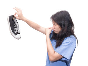 يمكنك استخدام أكياس تعطير الملابس لامتصاص الرائحة السيئة

