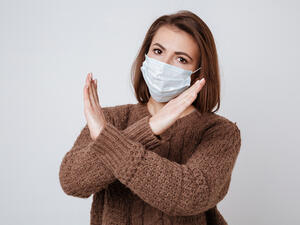 تنتقل بكتيريا الفم المسببة لتسوس الأسنان والتهاب اللثة من شخص لآخر

