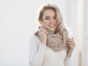 شرب الماء بكميات كبيرة مما يساعد على ترطيب الجسم ومنع جفاف البشرة