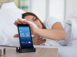 شاشات الهواتف توثر في النوم.

