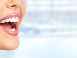 يعاني عدد كبير من الناس من اصفرار الأسنان وتسوسها نتيجة للعديد من الأسباب
