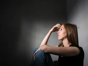 تجنب العزلة وعدم الاختلاء بالنفس حتى لا يصبح الحزن هاجساً يؤرقنا دوماً 