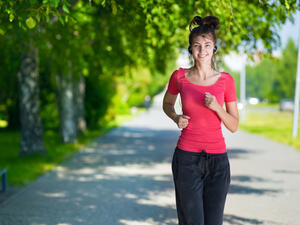 المشي نحو أربع ساعات على الأقل أسبوعياً يخفض من خطر وفاة كبار السن  المشي نحو أربع ساعات على الأقل أسبوعياً يخفض من خطر وفاة كبار السن