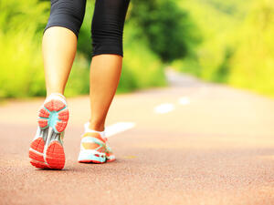 حركي يديك خلال المشي ولا تجعليهما ثابتتين حركي يديك خلال المشي ولا تجعليهما ثابتتين