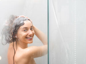 الاستحمام بالماء الدافئ أثناء الدورة يمكنه أن يشعرك بالراحة 
