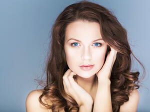 عند التوقف عن وضع المكياج ستقلّ البثور في وجهك

