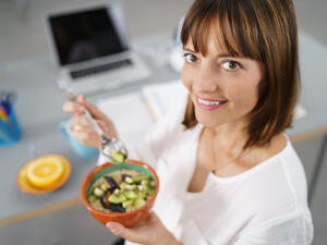 العمل ليلاً يزيد من الوزن دون أن تشعري العمل ليلاً يزيد من الوزن دون أن تشعري