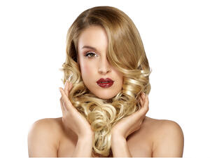 إذا كان شعرك لمّاعاً، ستكونين محطّ أنظار الجنس الآخر إذا كان شعرك لمّاعاً، ستكونين محطّ أنظار الجنس الآخر