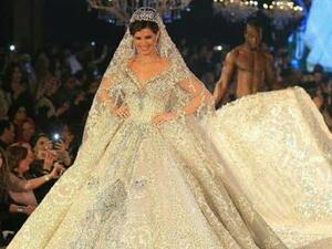 النجمة يسرا اللوزي في عرض أزياء المصمم المصري العالمي هاني البحيري