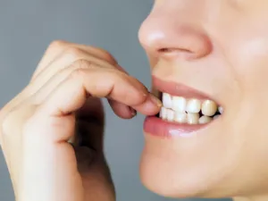 مضغ العلكة باستمرار فهي تلهي الشخص عن قضم أظافره
