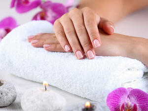 الكثير من السيدات يعانين من تكسر أظافرهن بسهولة لهشاشتها 