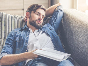 حاول أن تكون القيلولة في الفترة التي تتراوح بين ساعات الواحدة والثالثة نهارًا