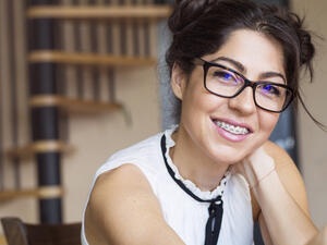 تقويم الأسنان هو جهاز صغير يستخدمه طبيب الأسنان لعلاج مشاكل الأسنان