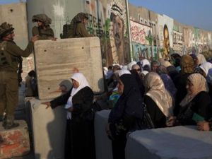 فلسطينيات على حاجز قلنديا، الجمعة 20 اب، في انتظار العبور للصلاة في القدس/ا.ف.ب