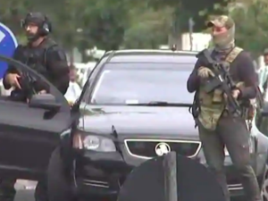 An image grab from TV New Zealand taken on March 15, 2019 shows armed New Zealand special forces arriving outside the mosque following a shooting in Christchurch. (AFP Photo)
