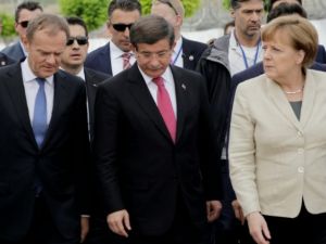 Turkey PM pressures Merkel on visa-free travel in migrant deal. (AFP/File)