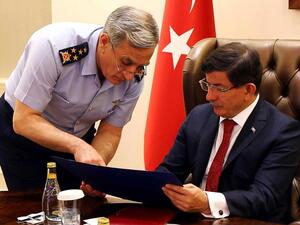 Turkey's prime minister Ahmet Davutoglu being briefed by General Akin Ozturk. (AFP/File)