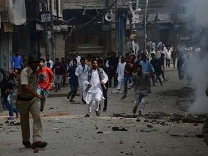 Kashmiri residents clash with Indian police in Srinagar on October 6, 2014. (AFP/File)