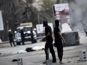 Bahraini protesters clash with riot police during a demonstration against the ongoing parliamentary elections in the village of Sanabis, west of Manama on November 22, 2014. (AFP/Mohammed al-Shaikh)