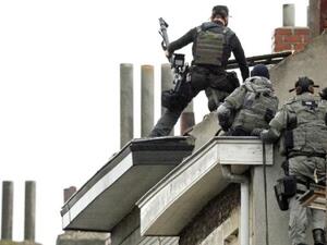 Belgium special force officers prepare to enter a house in the Rue Delaunoy in Molenbeek-Saint-Jean of Brussels, on November 16, 2015 (AFP/Dirk Waem)