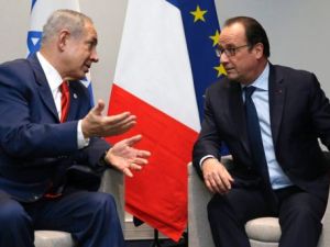 Hollande and Netanyahu at UN Climate Change Conference, in Le Bourget, outside Paris. (AFP/File)