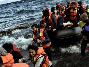 Refugees land on the Greek island of Lesbos after crossing the Aegean sea from Turkey, on September 30, 2015. (AFP/File)