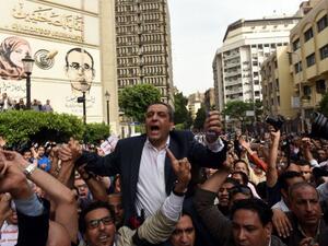 The head of the Egyptian journalists union, Yahiya Kallash demonstrates with journalists outside the Journalist Syndicate headquarters in Cairo on May 4, 2016. (AFP/Mohamed el-Shahed)