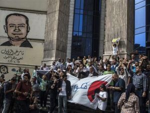 Egyptian journalists take part in a protest outside the Syndicate of Journalists in Cairo on May 3, 2016, on the occasion of World Press Freedom Day. (AFP/File)