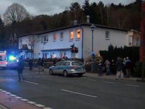 Talk about behaving like a total drama queen! Police and medics in front of the refugee housing where the incident happened. (File photo)