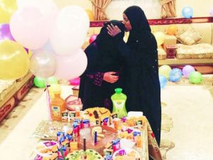 In a rare and unusual show of kindness towards domestic workers in the Kingdom of Saudi Arabia, this family showers their maid with gifts and gestures of appreciation. (Courtesy photo from Saudi Gazette)