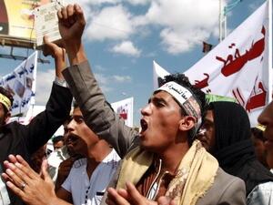 Yemenis protest against the ongoing clashes between Houthi rebels, various militant groups and the Yemeni army. (AFP)