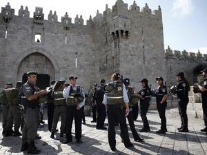 Israeli police stand in front of Damascus Gate in Jerusalem, October 5, 2015. (AFP/File)