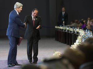John Kerry is greeted by Abdel Fattah al-Sisi during the Egypt Economic Development. (AFP/File) 