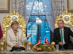 German Chancellor Angela Merkel and Turkish President Recep Tayyip Erdogan during their meeting in Istanbul, Turkey, on October 18, 2015. (AFP/Tolgas Bozoglu)