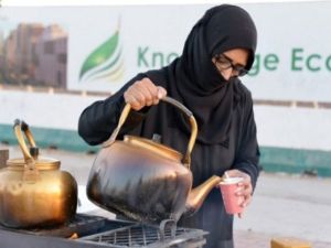 Jumana Makki serving tea to customers in the streets of Medina. (Courtesy photo)