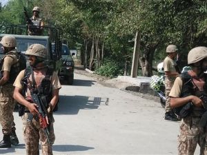 Pakistani soldiers cordon off a street leading to the site of a bomb attack on the outskirts of Peshawar on September 2, 2016. (AFP/File)